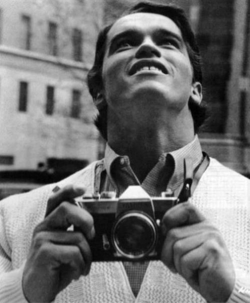 Arnold-Schwarzenegger-with-an-SLR