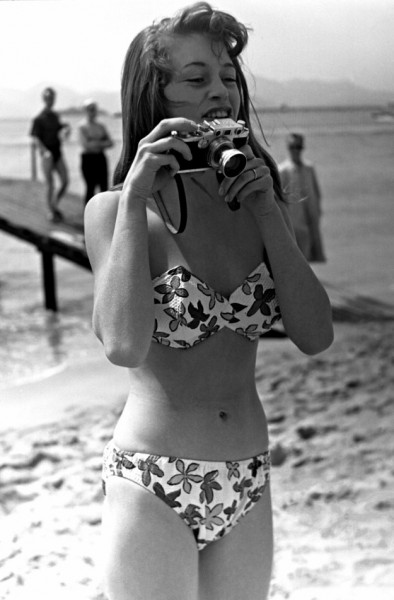 Famous-Hollywood-Celebrities-with-their-Cameras-019