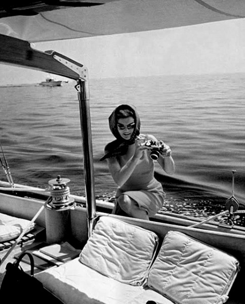 Jacqueline-Kennedy-Onassis-with-an-SLR