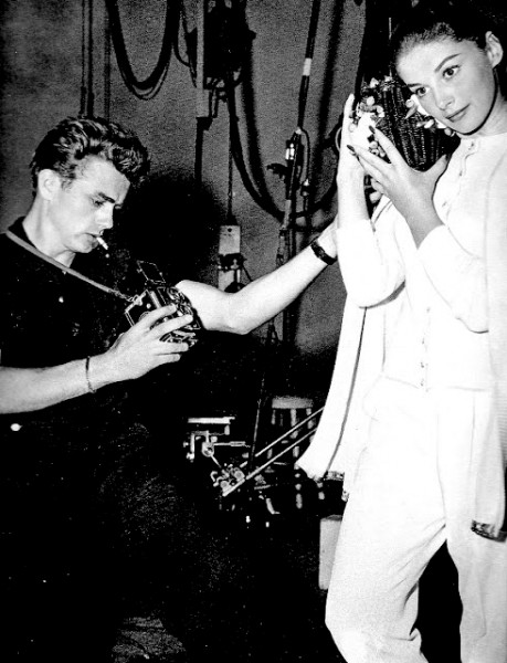 James-Dean-taking-a-photograph-of-Anna-Maria-Pierangeli-with-a-Rolleiflex