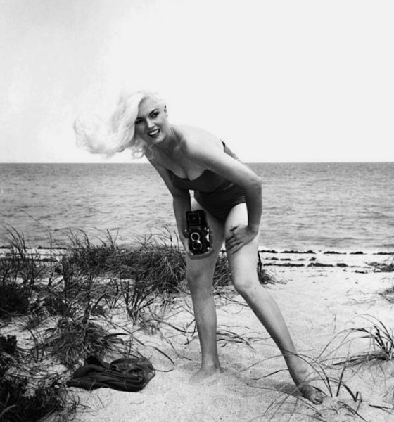 bunny-yeager-with-her-cameras-03